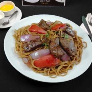 Tallirin salteado carne peruano